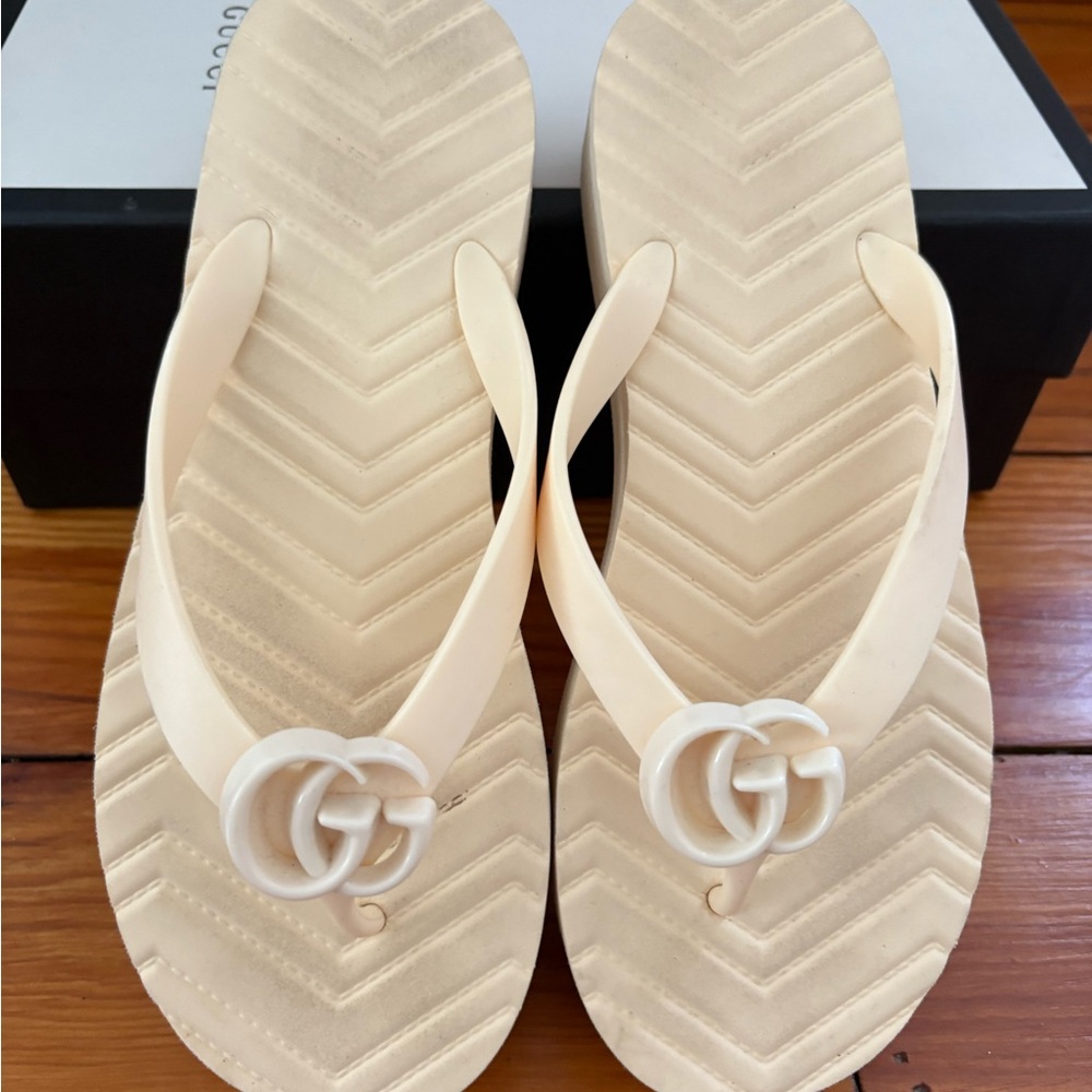 Gucci Cream Sandals with Iconic Logo